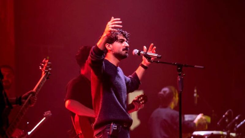 آوازخوانی احساسی عرفان طهماسبی در کنسرت، اشک همه را درآورد؛ چه قدر با غم و غصه خوند برای عشقش!