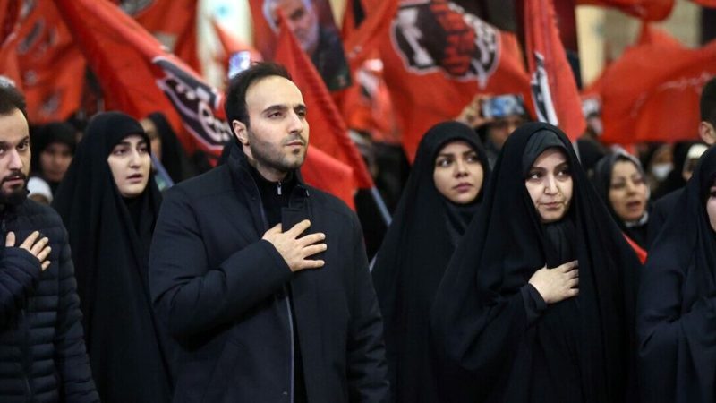 «زینب و نرجس، دختران سردار سلیمانی» در آغوش پدر؛