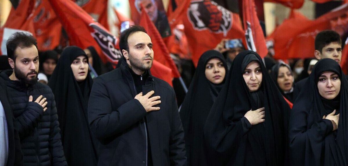 «زینب و نرجس، دختران سردار سلیمانی» در آغوش پدر؛