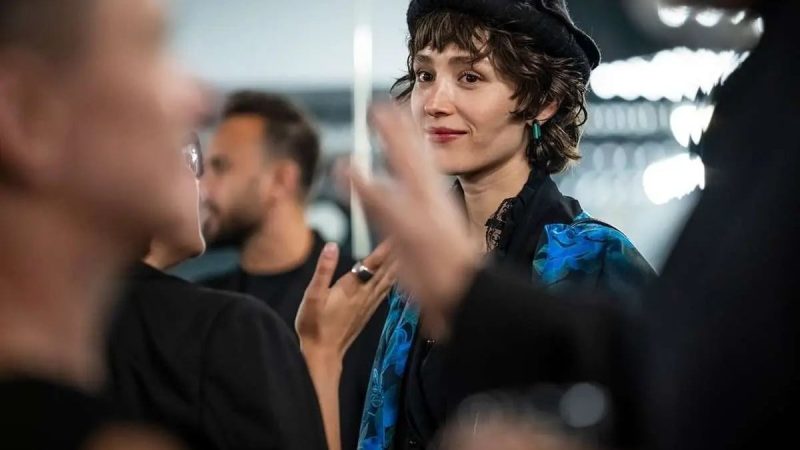 حرکتی پرمعنا از فرشته حسینی در جشنواره کارلووی واری؛ صدای مقاومت افغانستان با کلاه پکول