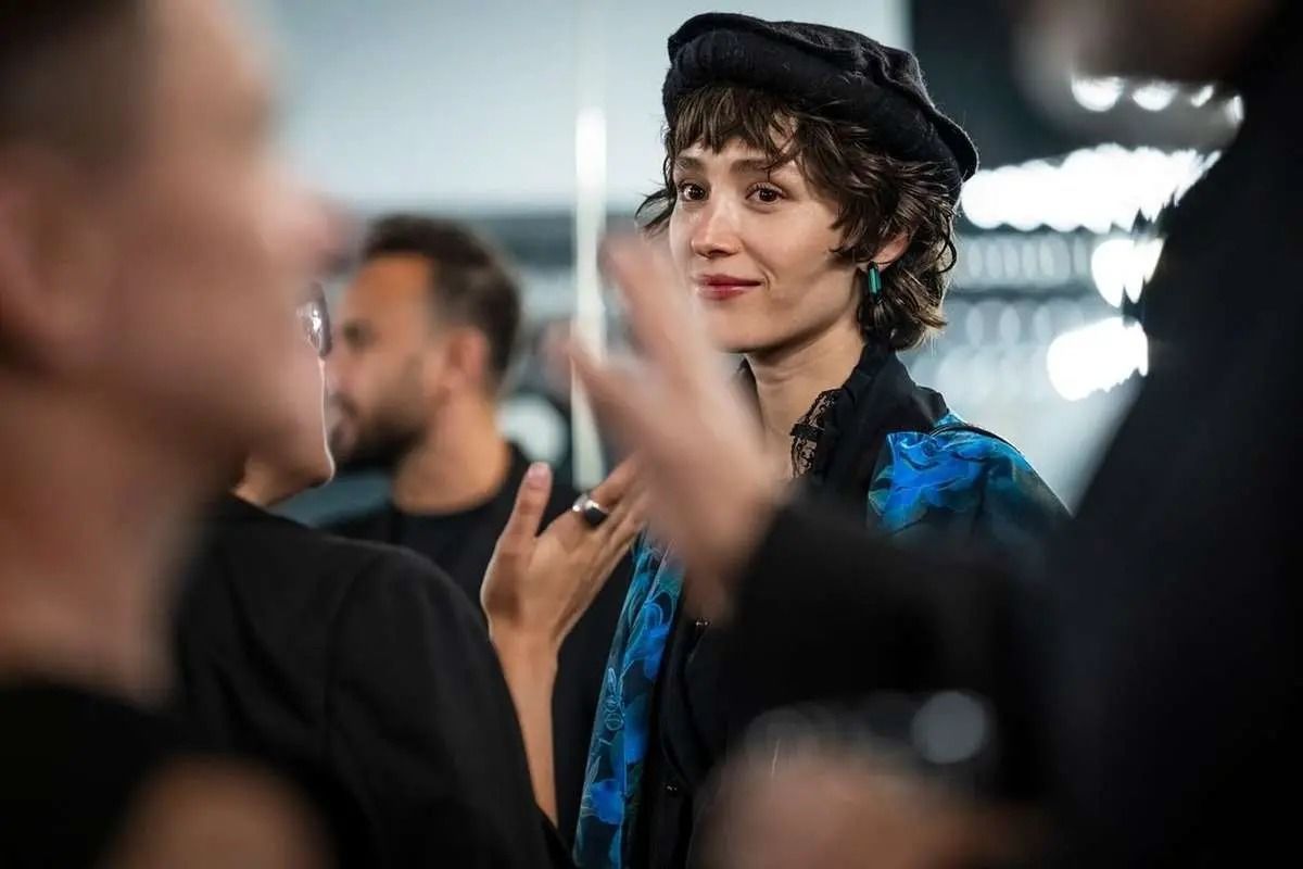 حرکتی پرمعنا از فرشته حسینی در جشنواره کارلووی واری؛ صدای مقاومت افغانستان با کلاه پکول