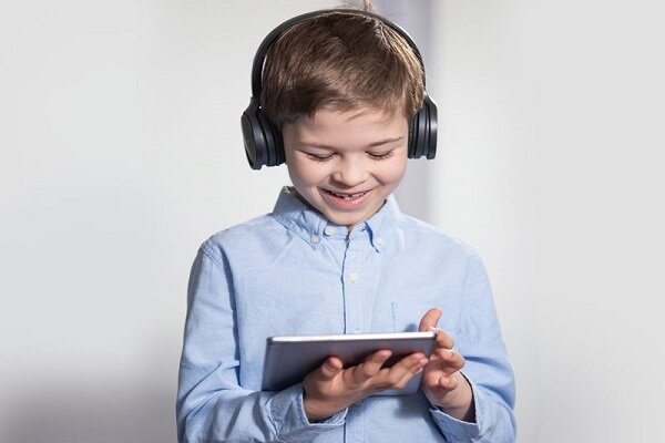 استفاده زیاد از موبایل و تبلت مهارت یادگیری را کُند می‌کند