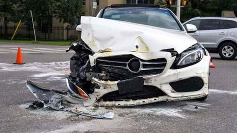 لحظه تصادف هولناک بنز فوق گران قیمت در تهران!