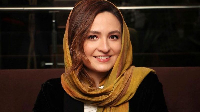 ظاهر جذاب گلاره عباسی در یک نشست کتابخوانی؛ خانم بازیگر چقدر زیبا شده