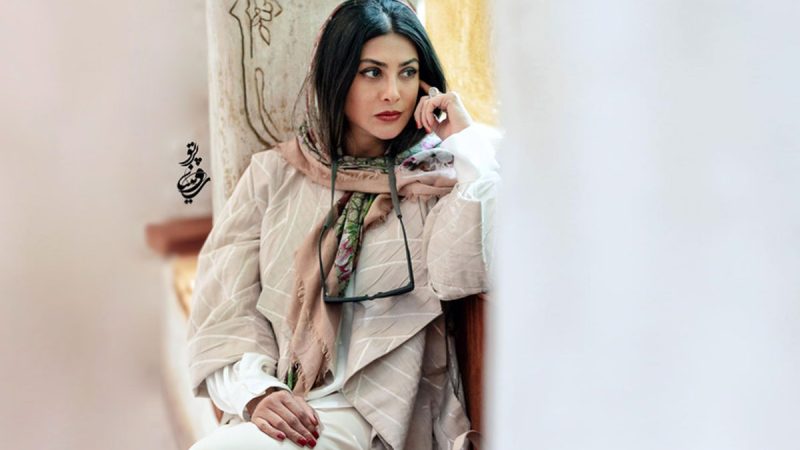 استایل متفاوت آزاده صمدی در یک نمایشگاه هنرهای تجسمی