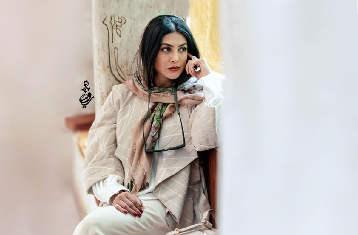 استایل متفاوت آزاده صمدی در یک نمایشگاه هنرهای تجسمی