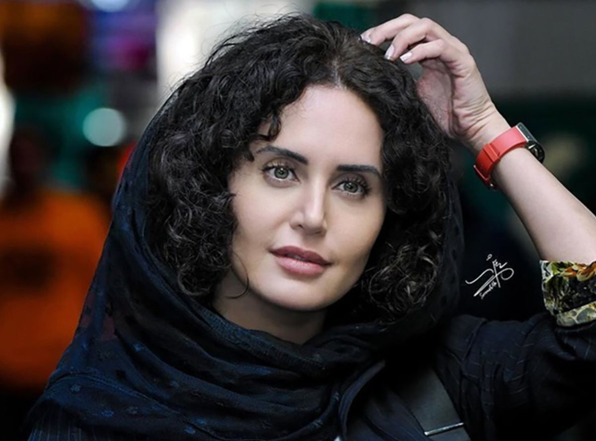 سلفی جدید الناز شاکردوست با ست ناخن و قاب موبایل صورتی