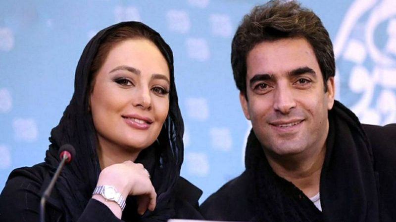 سلفی منوچهر هادی، یکتا ناصر و فرزاد فرزین با نوازنده‌های سنتی در پشت صحنه برنامه منو بشناس