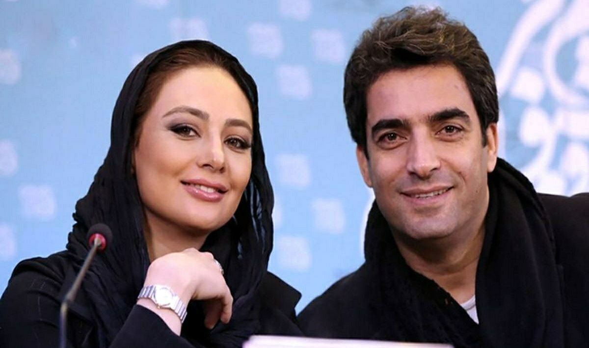 سلفی منوچهر هادی، یکتا ناصر و فرزاد فرزین با نوازنده‌های سنتی در پشت صحنه برنامه منو بشناس