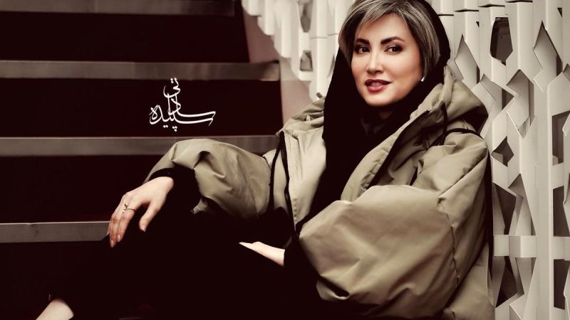 چهره خیره‌کننده سمیرا حسینی با استایلی خاص و ژست‌هایی هنری در دل دریا