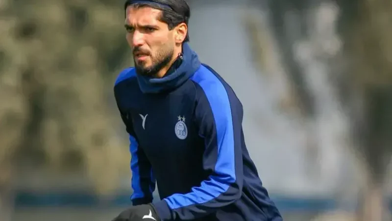 هافبک استقلال وارد ساختمان باشگاه شد