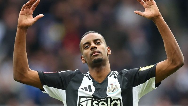 زمانی که ایساک خیلی به بارسلونا نزدیک شده بود