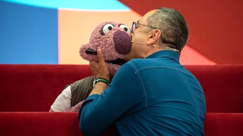 بغض جناب‌خان برای رامبد؛ عزاداری عروسک محبوب برای درگذشت پدر رامبد جوان + ویدئو