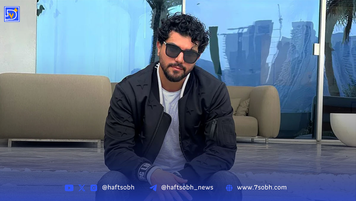 قاب خانوادگی سینا مهراد در کنار مادر و پدرش سعید سهیلی