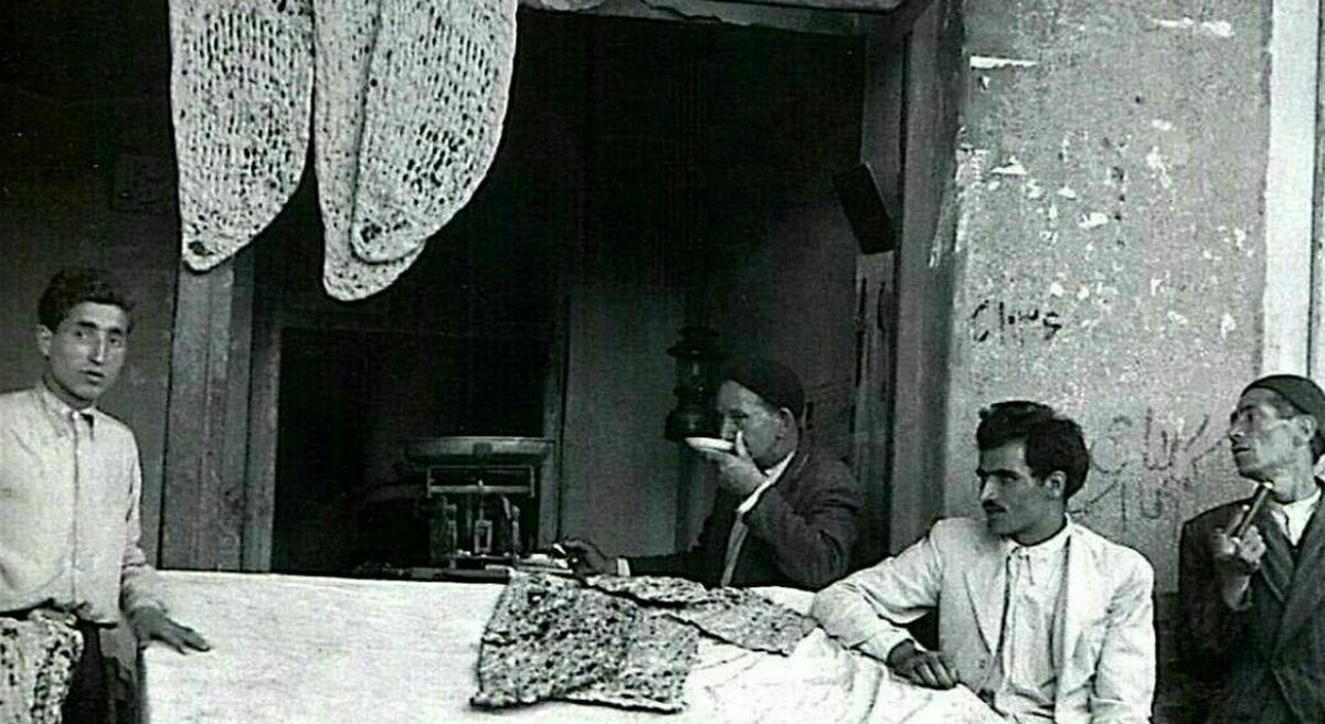 سفر به عصر قاجار؛ عکس جالب از نانوایی سنگکی در شیراز