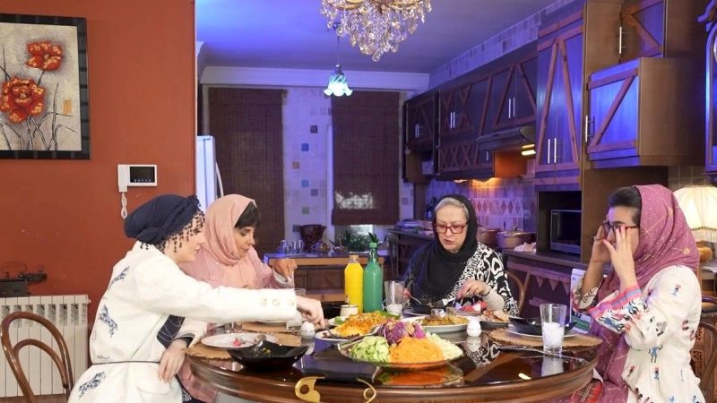 خانه‌ شاهانه سیروس گرجستانی با حضور مریم امیرجلالی؛ از مبلمان سلطنتی تا لوسترهای اعیانی و فرش‌های اصیل ایرانی! + ویدیو