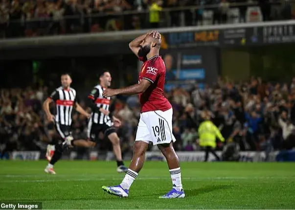 برابر هواداران حریف: کاپیتان ناجی ستاره یونایتد شد