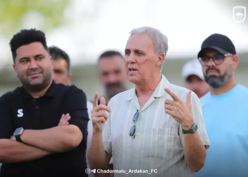 حضور پیشکسوت فوتبال در تمرین چادرملو