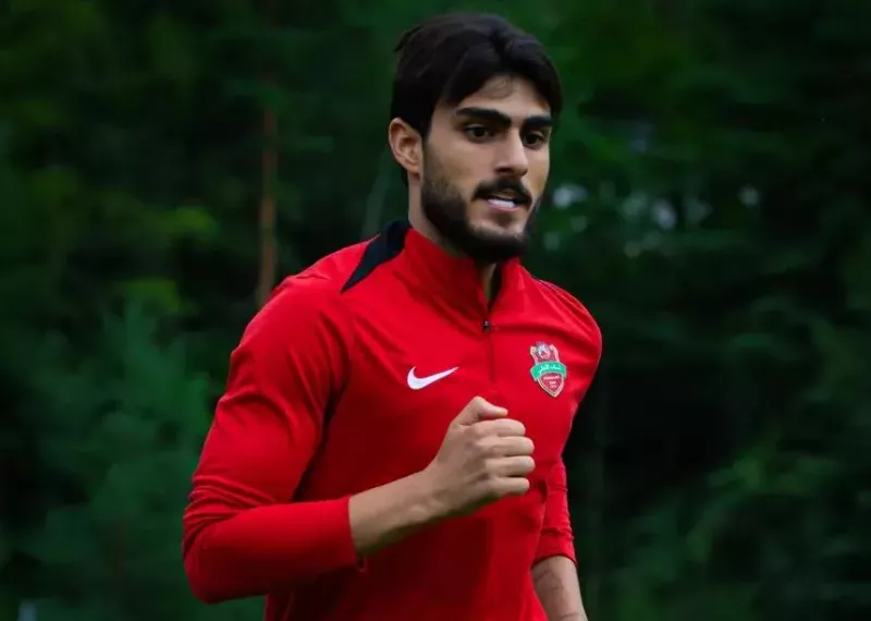 اولین عکس‌های مهاجم مدنظر استقلال در لباس قرمز