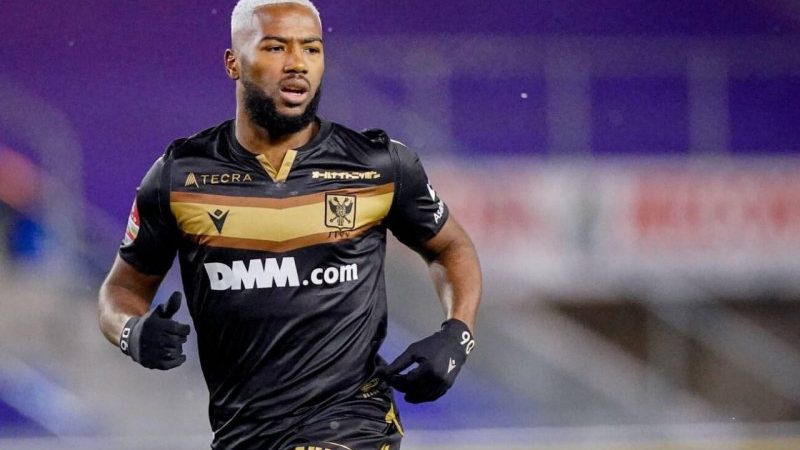 امروز مهاجم جدید استقلال به تهران می‌رسد