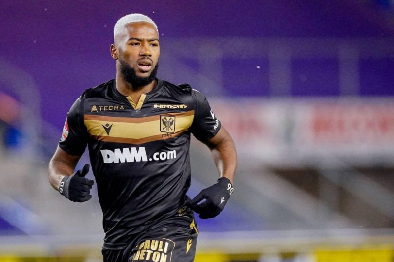 امروز مهاجم جدید استقلال به تهران می‌رسد