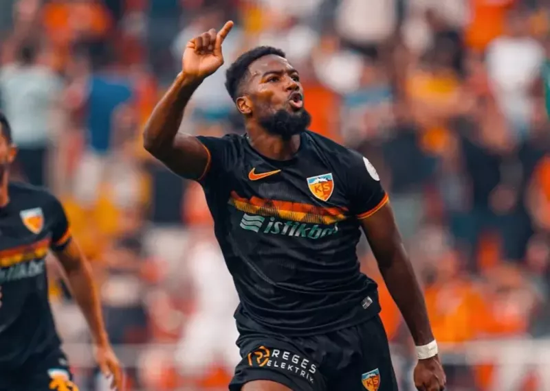 داکنز نازون مهاجم جدید استقلال امروز به تهران می‌آید