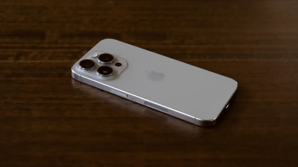 چرا باید گوشی‌تان را برعکس روی میز بگذارید؟