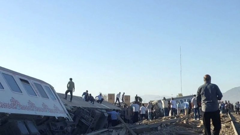 خروج قطار تهران به کرمان از ریل؛ آخرین خبر از وضعیت مسافران