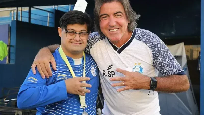 هوادار معروف استقلال در آغوش ساپینتو