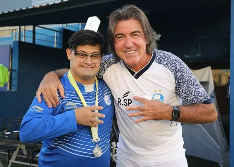 هوادار معروف استقلال در آغوش ساپینتو