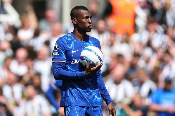 دردسر جدید: مهاجم چلسی نمی‌خواهد برود!