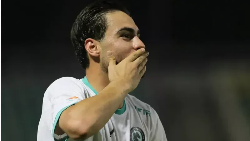 شادی گل مهاجم 18 ساله همراه با مادر!(عکس)