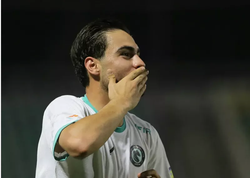 شادی گل مهاجم 18 ساله همراه با مادر!(عکس)