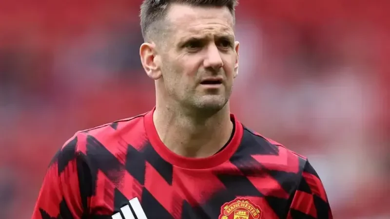 فشار ستاره‌های یونایتد: استفاده از دروازه‌بان ۳۹ ساله!