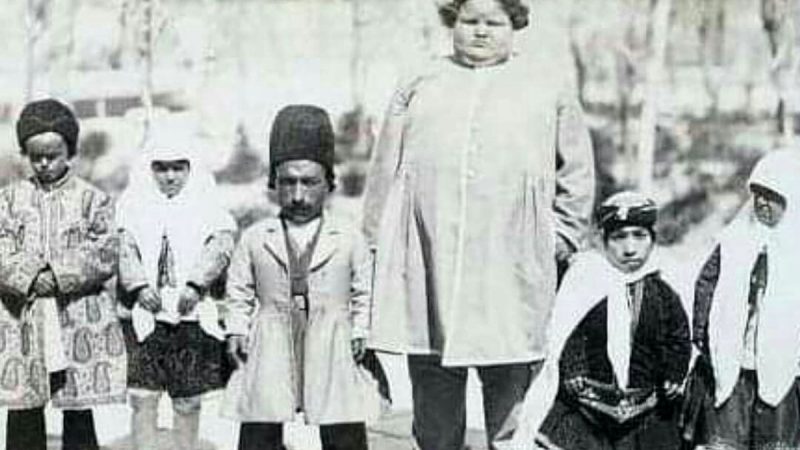 نوه ناصرالدین‌شاه با هشت غلام آفریقایی؛ عکس بهرام میرزا پسر ظل‌السلطان