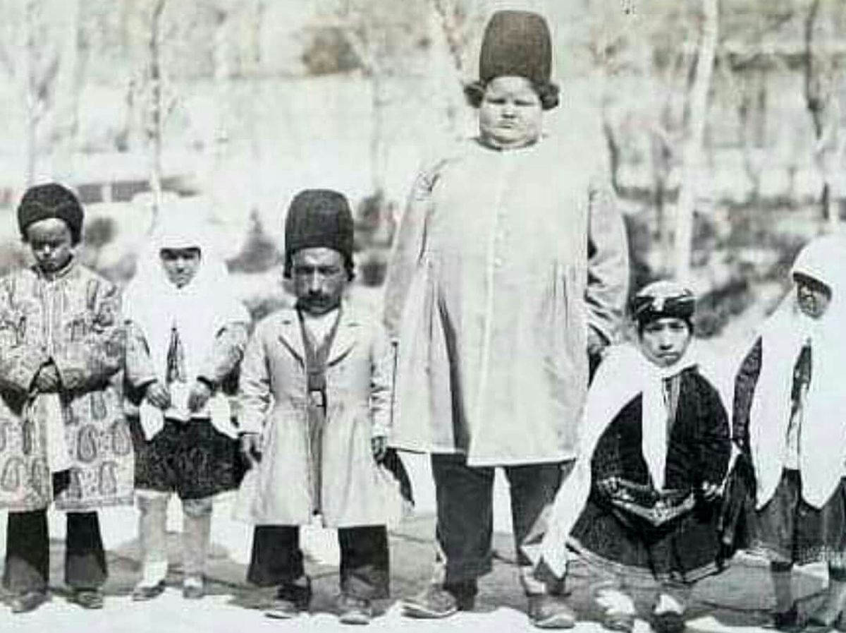 نوه ناصرالدین‌شاه با هشت غلام آفریقایی؛ عکس بهرام میرزا پسر ظل‌السلطان