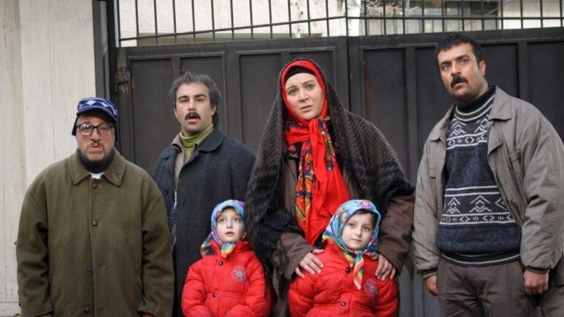 شیطنت سارا و نیکا خواهرای دوقلوی سریال پایتخت با چادر گل گلی مامان بزرگی+عکس