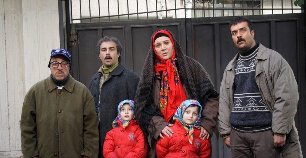 شیطنت سارا و نیکا خواهرای دوقلوی سریال پایتخت با چادر گل گلی مامان بزرگی+عکس