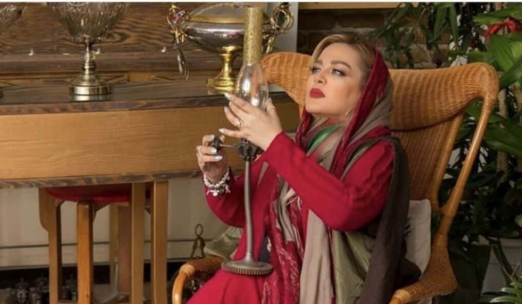 نگاهی به چیدمان شاهانه و باشکوه منزل «بهاره رهنما» / از مبلمان مدرن و پرده‌های اعیانی تا ویوی ابدی و کتابخانه و تابلوهای هنری