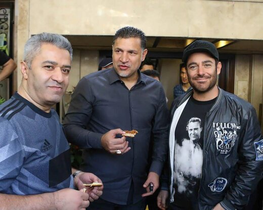 محمدرضا گلزار در صف نذری محرم؛ هجوم برای گرفتن نذری! + فیلم