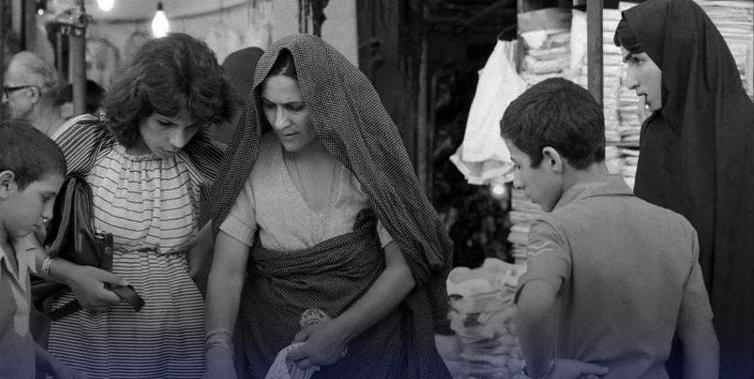 قاب تاریخ| بهروز وثوقی و آنتونی کویین، تهران ۵۷، عکس خانوادگی آیت‌الله رفسنجانی و دختران تهرانی سال ۸۸