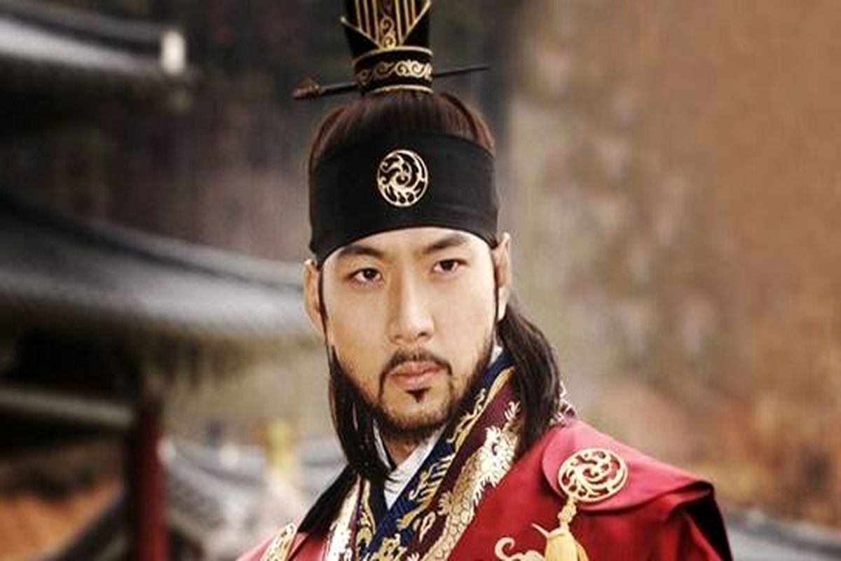 عکس وزیر اعظمِ سریال جومونگ با موتورسیکلت