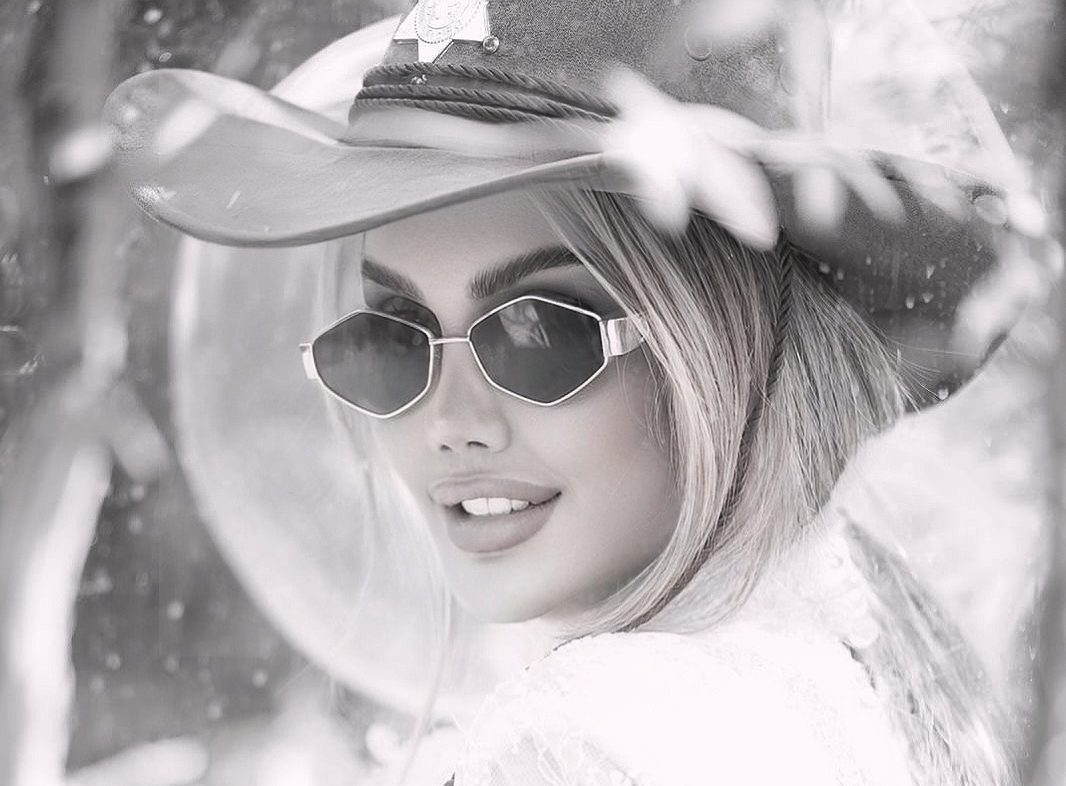 قاب امروز| آنا نعمتی در سواحل کالیفرنیا، استایل بهاری سارا بهرامی، عکس‌های جدید صبا تاجیک خانم ‌برازنده مجری مردان آهنین