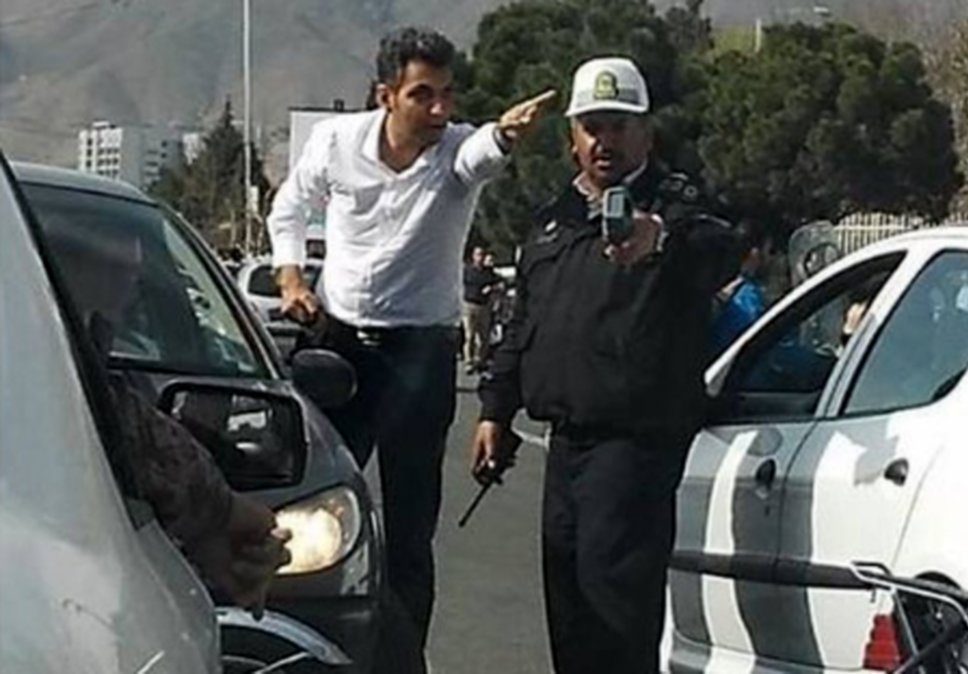 عیادت علی دایی از دست و پای گچ گرفته شده عادل فردوسی پور در بیمارستان بعد تصادف با زانتیا/ خدا خیلی بهش رحم کرد/ دعایش کنید+عکس