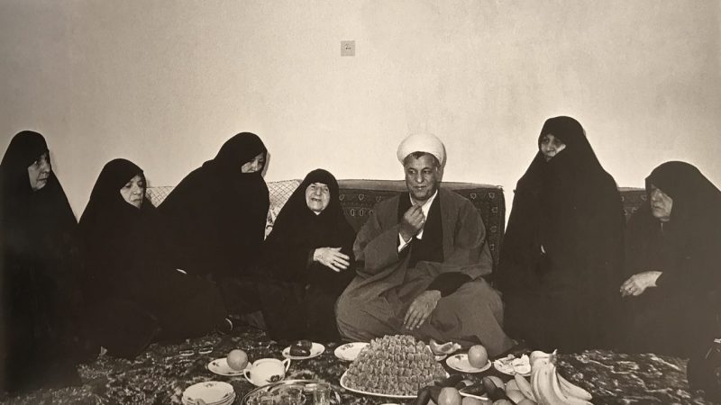 قاب تاریخ| بهروز وثوقی و آنتونی کویین، تهران ۵۷، عکس خانوادگی آیت‌الله رفسنجانی و دختران تهرانی سال ۸۸