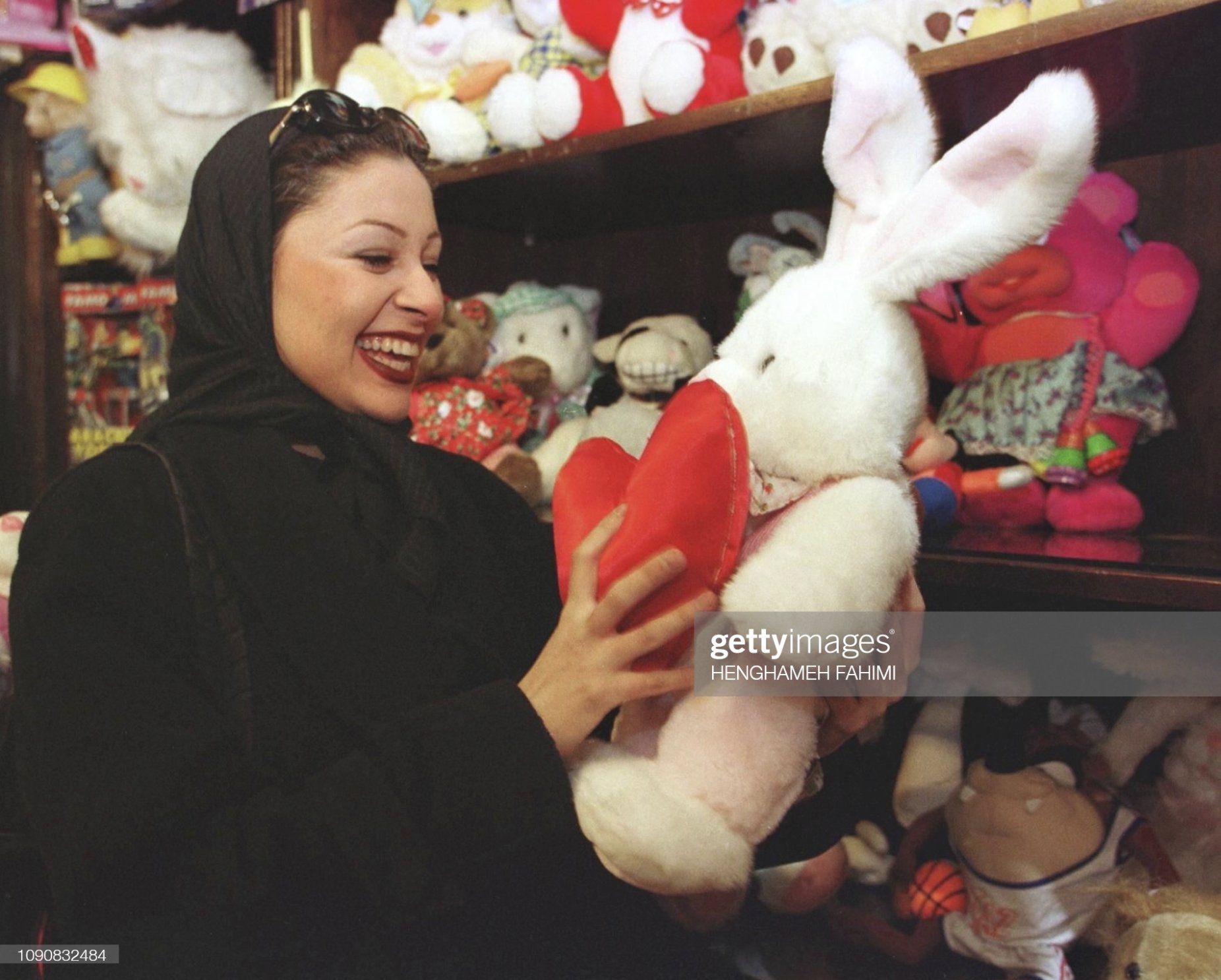 قاب تاریخ| ولنتاین دهه۸۰، دردسرهای دیدار پنهانی شهناز پهلوی و خسرو و استعمال ال.اس.دى