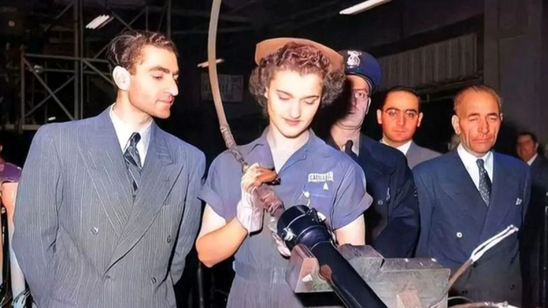 تونل زمان؛ بازدید شاه پهلوی از دیترویت و کارخانه خودروسازی کادیلاک در کنار زیباترین دختر کارخانه