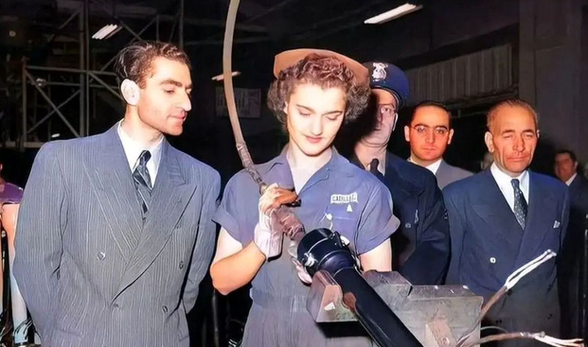 تونل زمان؛ بازدید شاه پهلوی از دیترویت و کارخانه خودروسازی کادیلاک در کنار زیباترین دختر کارخانه