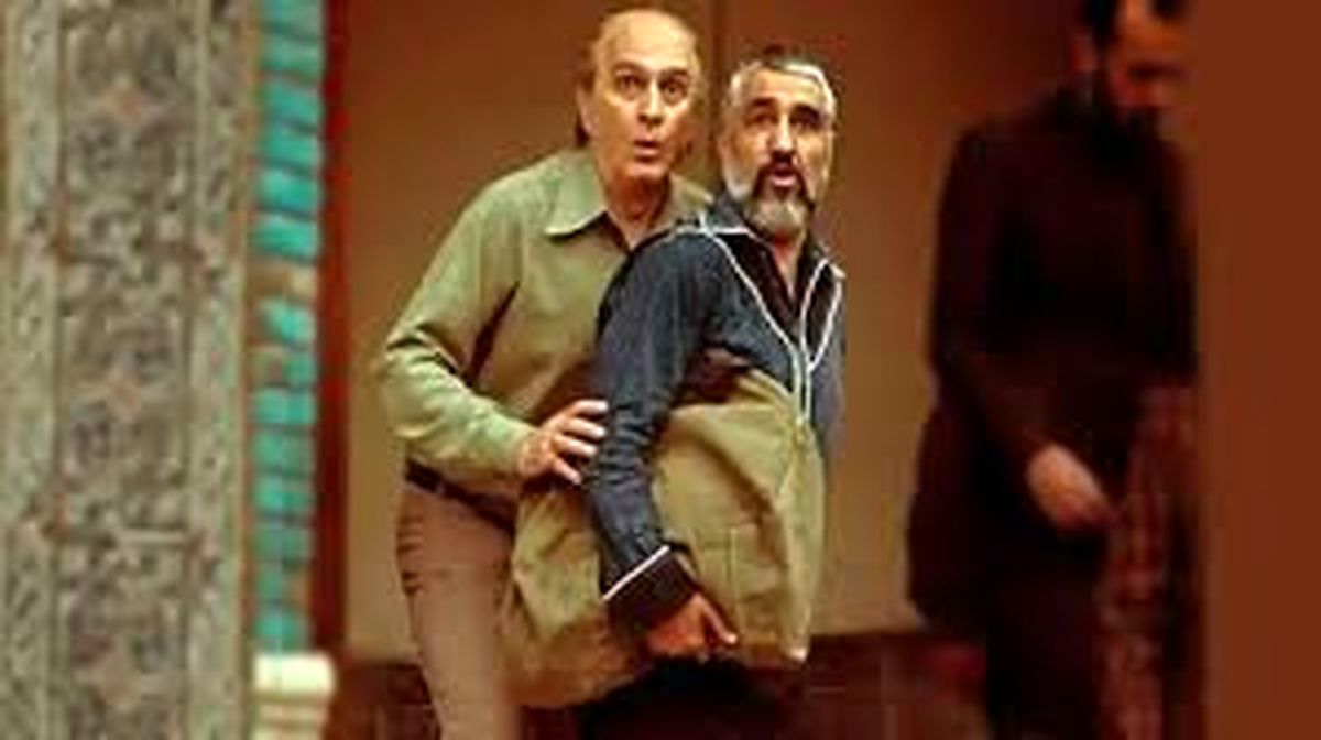 ادای احترام پژمان جمشیدی به بیژن بنفشه‌خواه در مراسم اکران فیلم قسطنطنیه