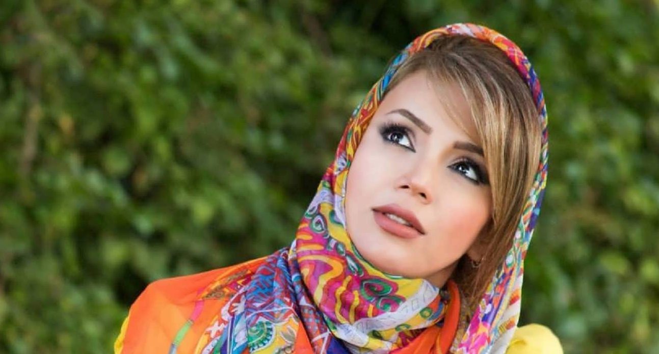 جشن تولد خودمونی خواهر شبنم قلی خانی در کافه شیک در چیتگر / شباهت عجیب خانم بازیگر به خواهرش